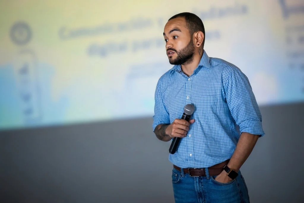 Daniel Morelo hablando en un evento con micrófono